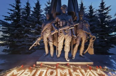 Памятник солдатам на площади ДК минр в г.Лыткарино с выложенным свечами слово "помним" и цветы у ног солдатов.